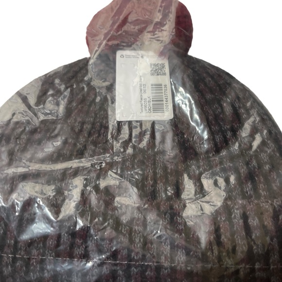 Lululemon Women's Knit Beanie Hat Black/Red Textured Fleece-Lined One Size NWT - Picture 2 of 5